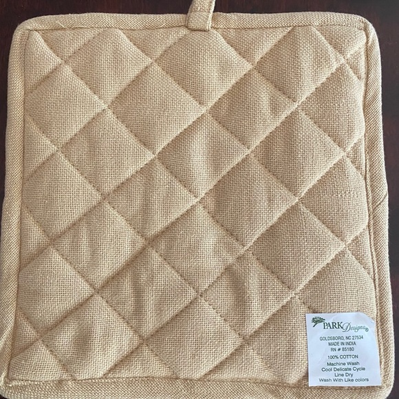 Two-piece Holiday Linens - Picture 4 of 7